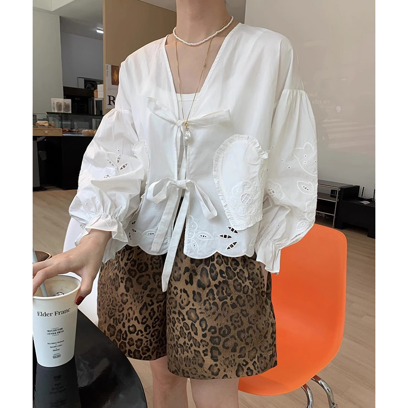 镂空提花系带衬衫+豹纹阔腿短裤
