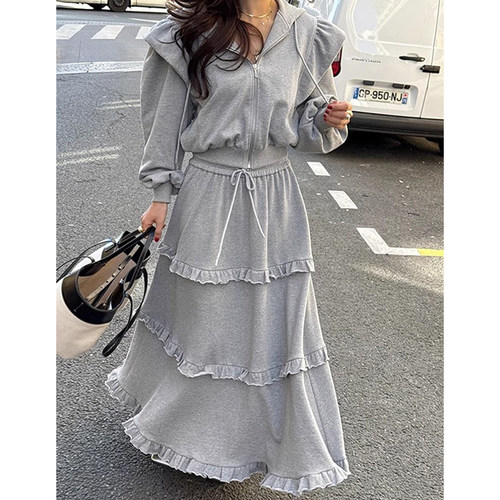 链连帽卫衣外套+高腰蛋糕半身裙