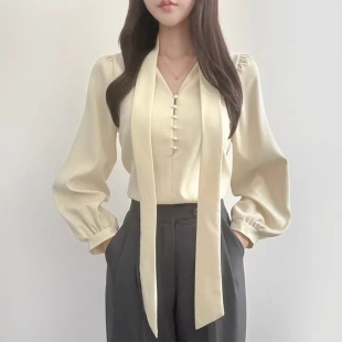 新款 女春季 气质百搭宽松V领纯色上衣 衬衫 温柔风珍珠扣系带泡泡袖