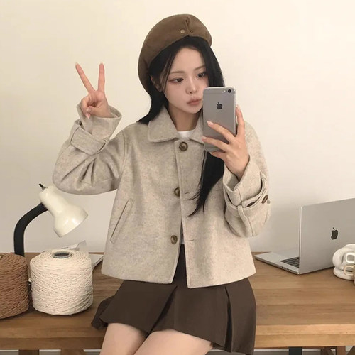 可爱减龄娃娃领单排扣短款外套