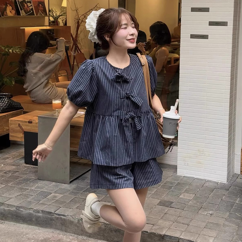 蝴蝶结条纹衬衫+高腰休闲短裤