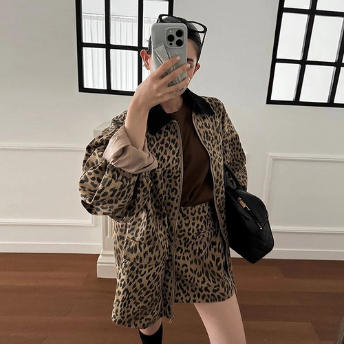 长袖豹纹外套+高腰显瘦半身裙