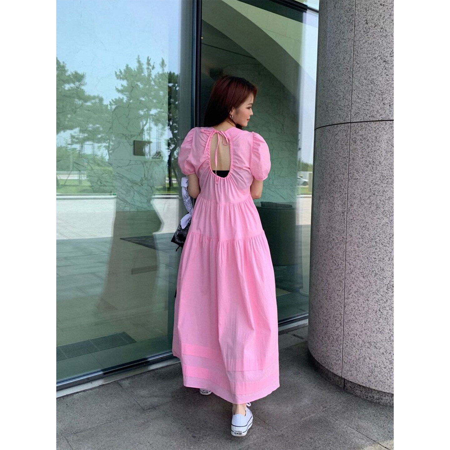 甜美粉色后背镂空连衣裙女2026夏季新款减龄气质显瘦泡泡袖长裙子