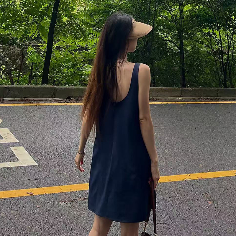 小性感露背纯色吊带连衣裙