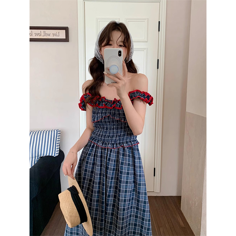 复古木耳边一字肩格纹吊带连衣裙