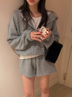 连帽卫衣外套女+高腰休闲短裤
