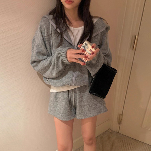 连帽卫衣外套女+高腰休闲短裤