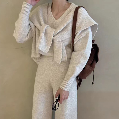 软糯百搭毛衣休闲长裤披肩三件套