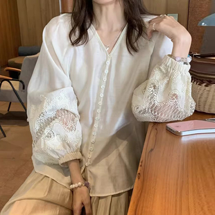 良良家温柔风V领单排扣蕾丝镂空钩花拼接长袖 上衣女 衬衫