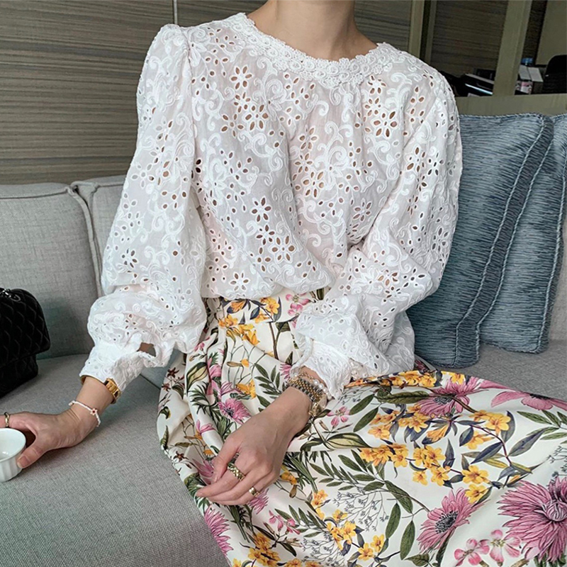圆领镂空衬衫+压褶花朵半身裙女
