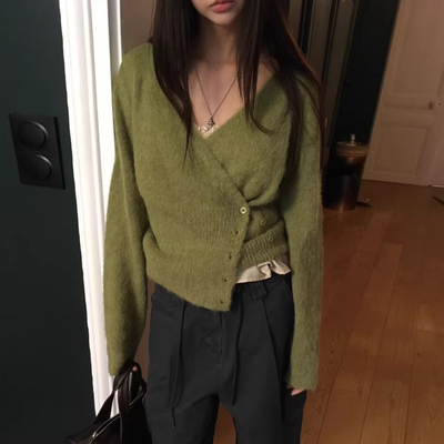 交叉V领不规则系扣针织衫毛衣