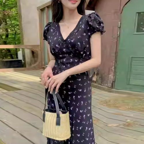 V领蕾丝拼接碎花收腰短袖连衣裙