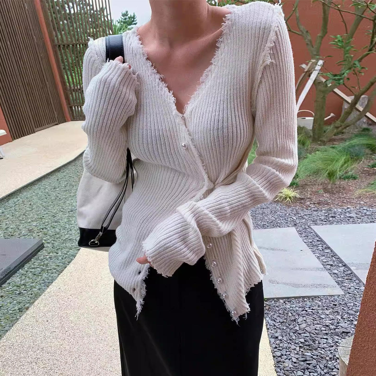 系扣修身显瘦长袖流苏针织衫