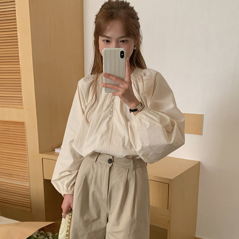 别致珍珠系扣褶皱宽松百搭衬衫女