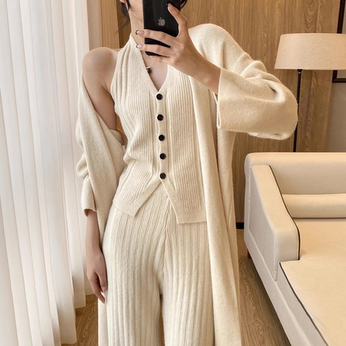 挂脖针织背心+毛衣外套+休闲长裤