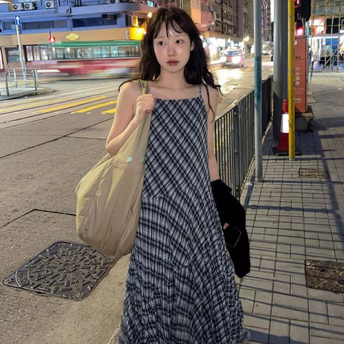 格纹不规则对称吊带连衣裙长裙女