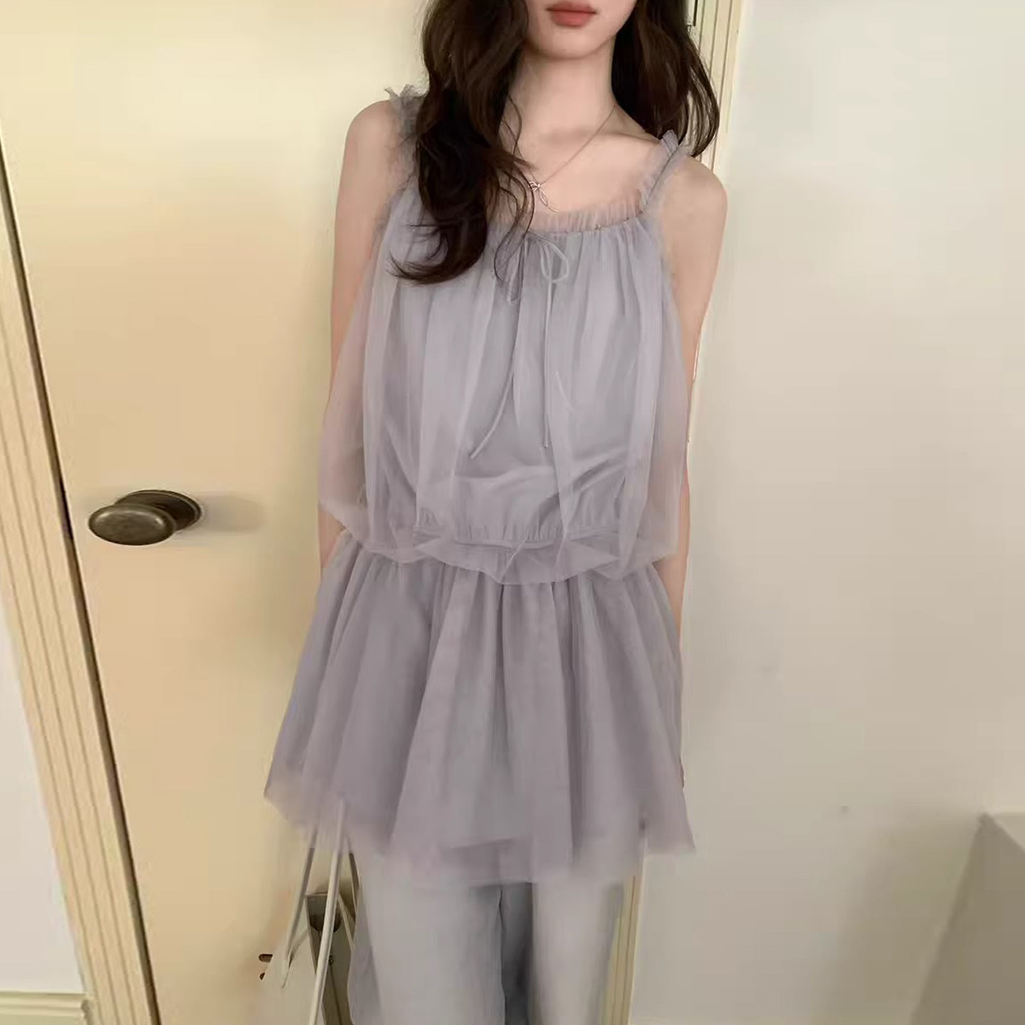 良良家设计感木耳边温柔吊带裙女夏季新款双层面纱透气背心连衣裙
