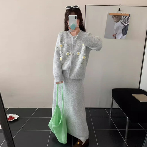 刺绣花朵毛衣外套女+针织半身裙