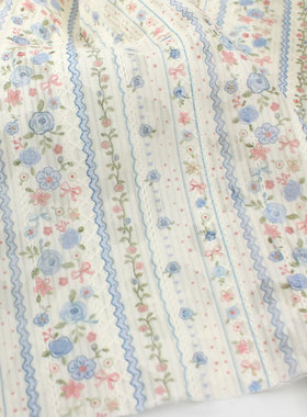 浅蓝色薄款菱形绣提花烧花印碎花暗条纹 上衣服装洋装旗袍面料