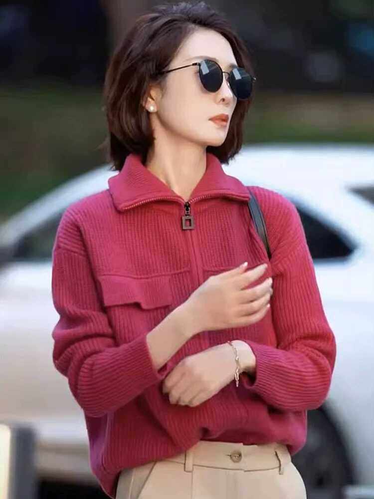 高级感时髦拉链翻领玫红色羊毛开衫女秋季欧货针织高领厚毛衣外套
