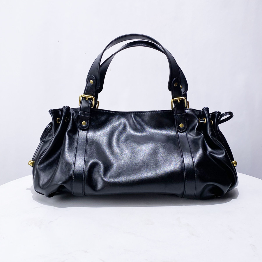 褶皱枕头形包2026新款欧美复古铆钉装饰抽绳大容量手提单肩腋下包