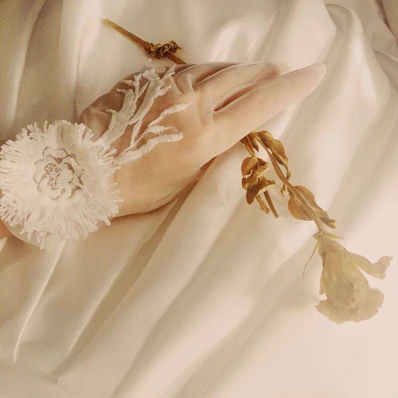 复古蕾丝手套 LYS原创时尚法式赫本刺绣花朵婚纱宴会礼服白色手套在类目 服饰配件/皮带/帽子/围巾, 婚纱礼服配件, 婚纱手套中 - 来自Buy2taobao.com提供专业的淘宝代购服务