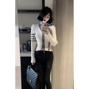 KKKid针织衫女春季新款白色学院风甜辣V领毛衣修身显瘦短款小开衫