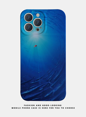 蓝色海中鱼群iPhone14pro15promaxmate50/nova10荣耀70/80vivos17情侣手机壳plusiqoo12新款opporeno8/9