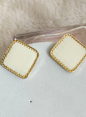 米色小方块耳钉小众设计感银针耳饰轻奢气质百搭新年耳环女B836