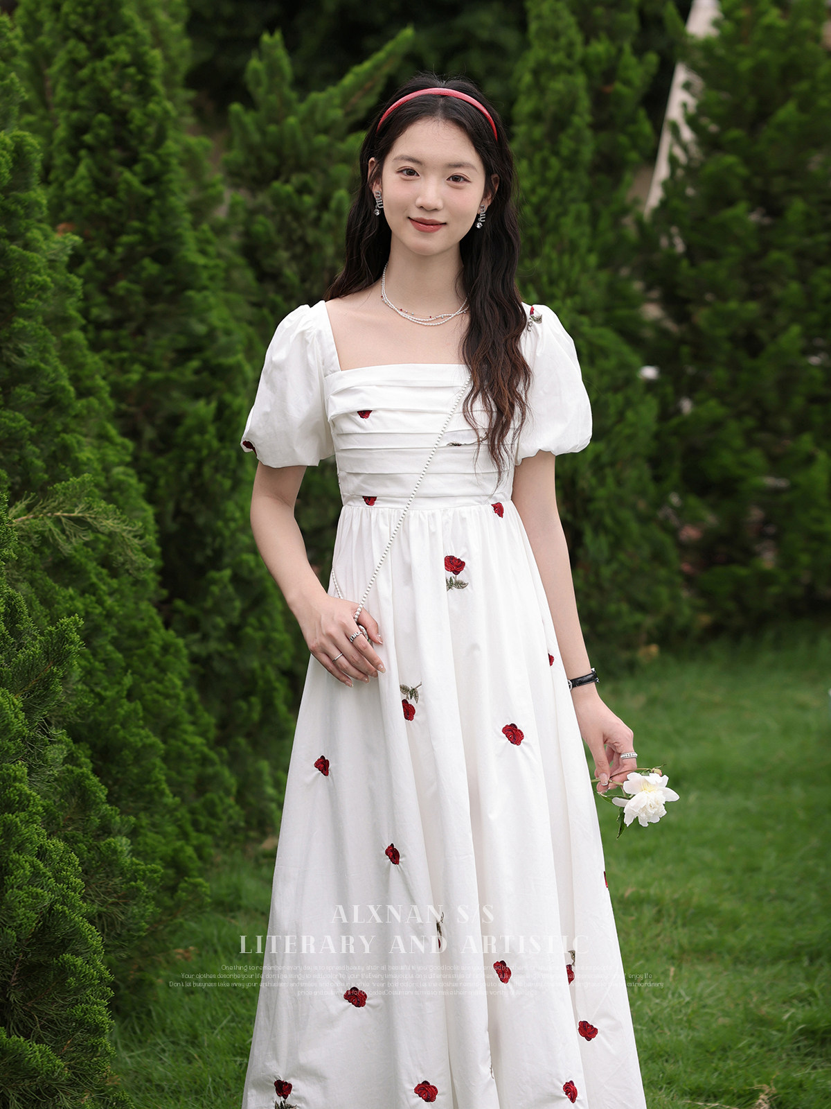 绫致戎美女装官方旗舰店鹿向南《玫瑰少女》法式方领泡泡袖连衣裙