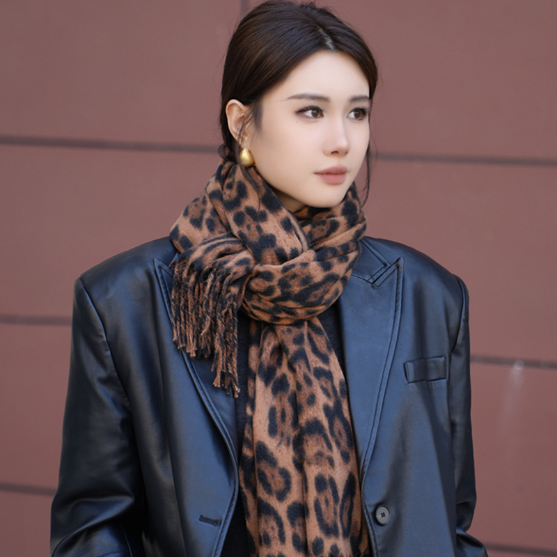 高级感优雅豹纹围巾女秋冬季百搭保暖围脖披肩两用防寒护颈气质潮