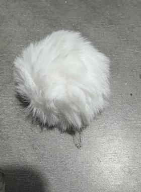 白色毛球搭配七星毯披肩球球帽子披肩球球