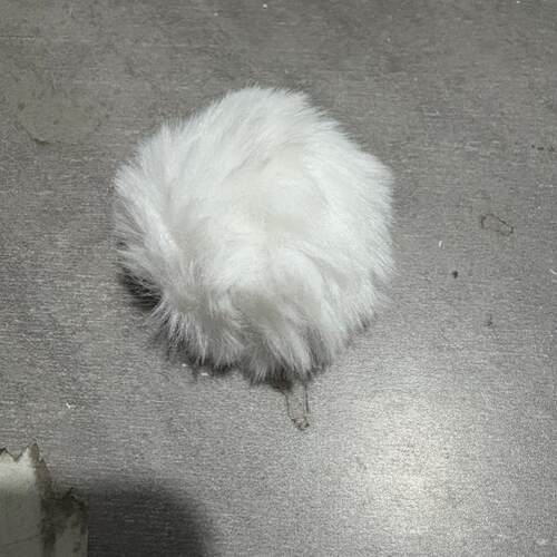 白色毛球搭配七星毯披肩球球帽子披肩球球