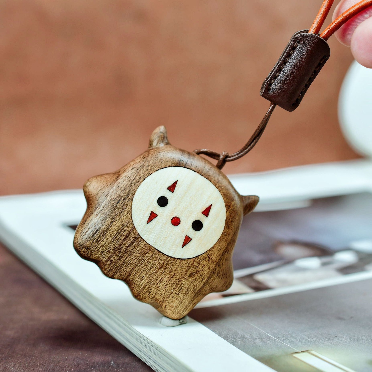 新中式可爱龙猫挂件家居办公桌摆件实木雕刻无脸男钥匙扣包包挂饰