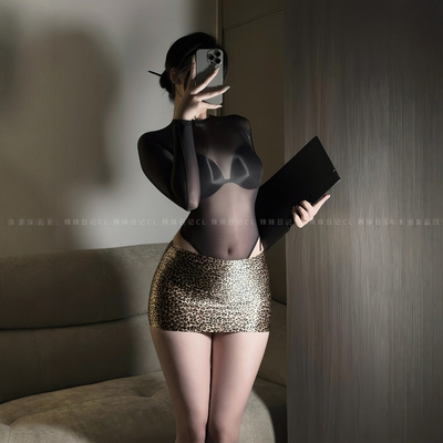 「猎手」油光豹纹超短油亮包臀裙