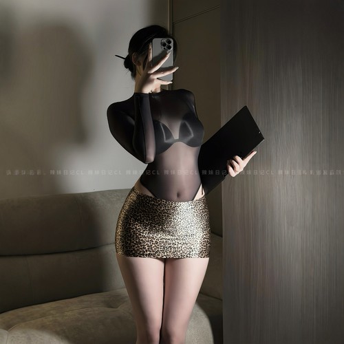 「猎手」油光豹纹超短油亮包臀裙