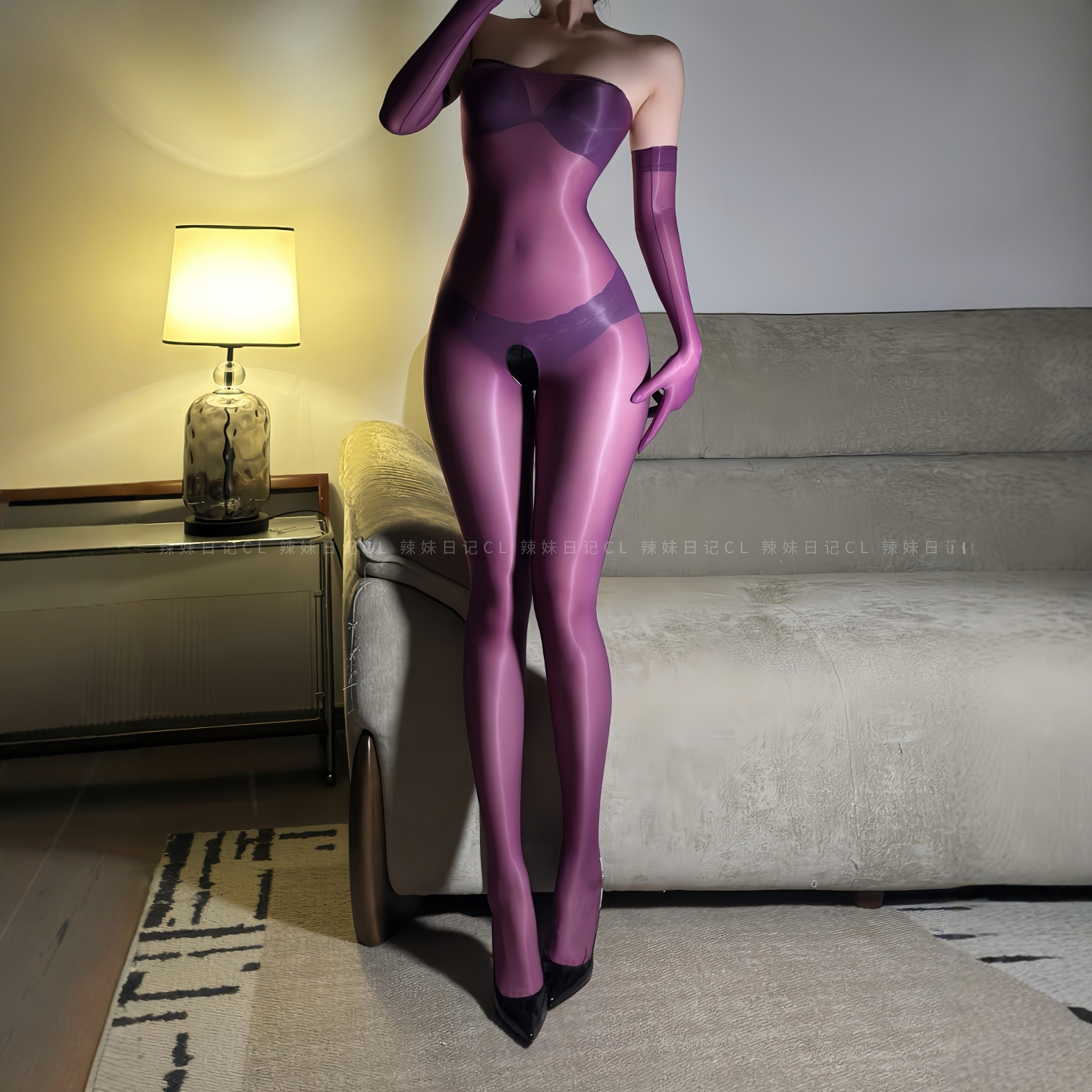 性感油亮紫色无痕抹胸连体黑丝女