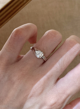 银色冷淡风水滴单钻戒指轻奢小众