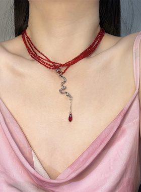 复古红色串珠缠绕灵蛇项链气质