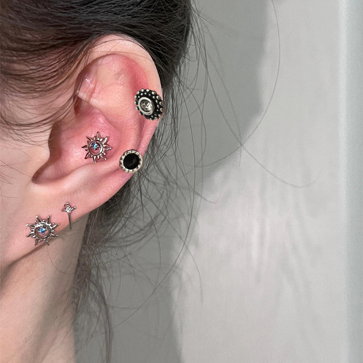 气质简约黑色锆石太阳花耳钉