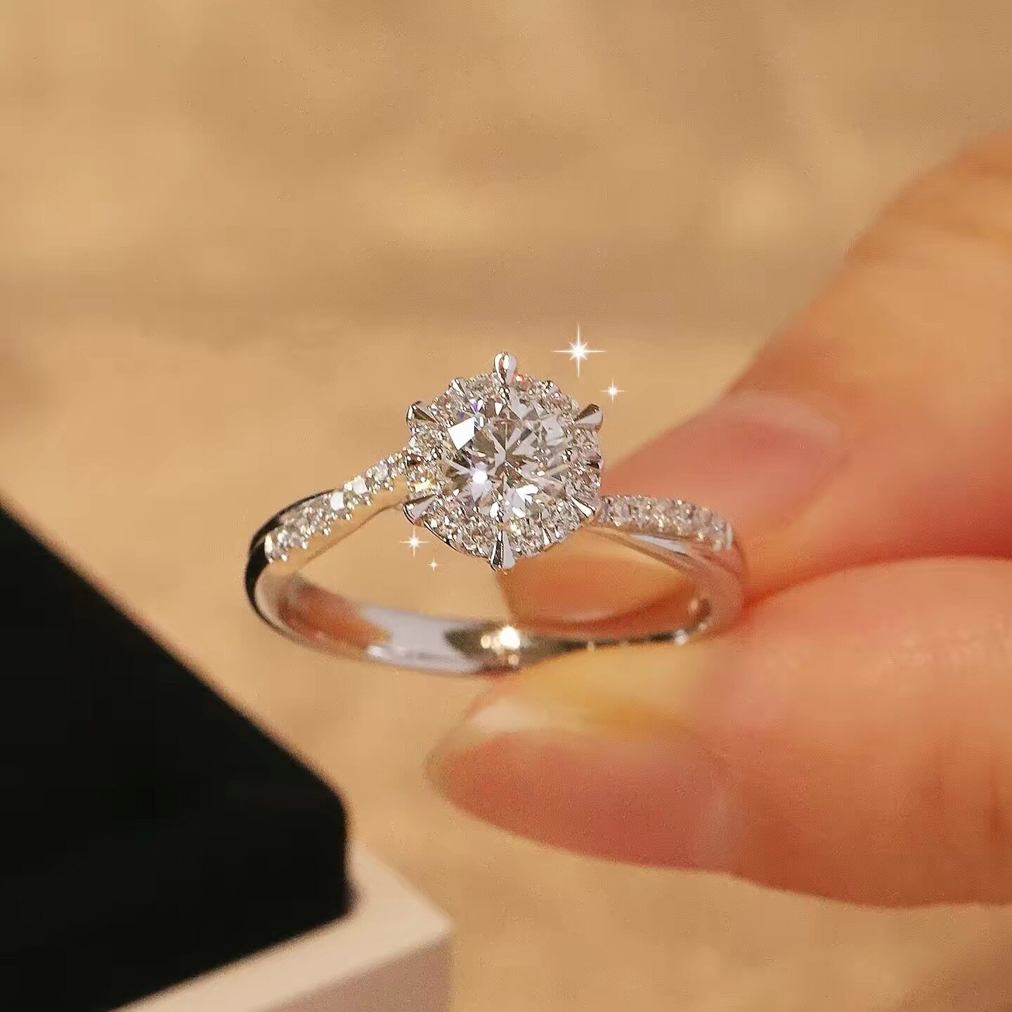 足银999纯银四爪锆石女款扭臂微镶戒指轻奢婚戒送女友生日礼物