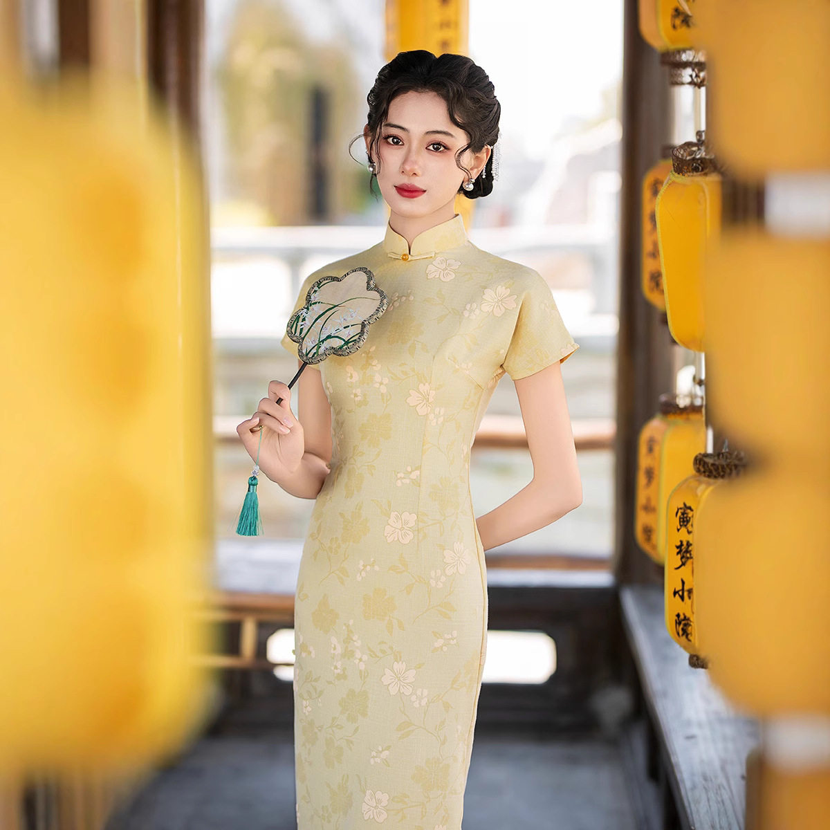 春夏款小清新日常文艺碎花时尚修身改良立领连肩袖中长年轻旗
