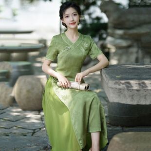 刺绣绿色高考送考妈妈装国风新中式低领改良旗袍女复古连衣裙