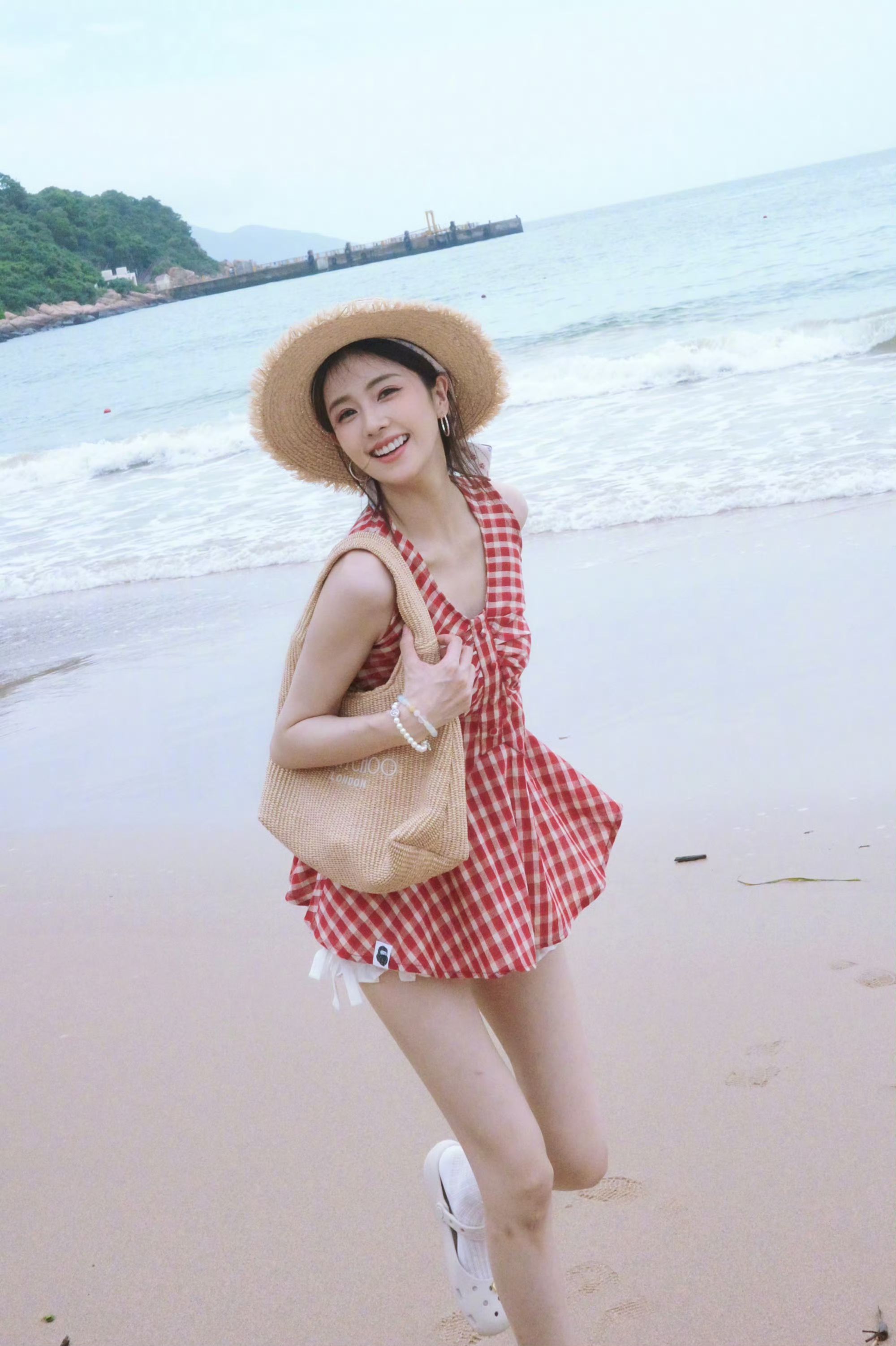 白鹿同款红色格子V领无袖背心衬衫女夏设计感皱褶收腰显瘦长上衣