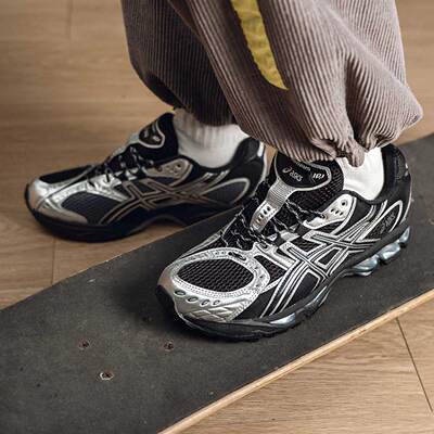 Asics/亚瑟士 Gel-Nimbus 10.1缓震舒适支撑轻便跑鞋1203A820-001