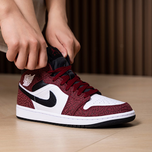 Nike/耐克Air Jordan 1 MID AJ1经典复古中帮百搭板鞋DQ8426-110