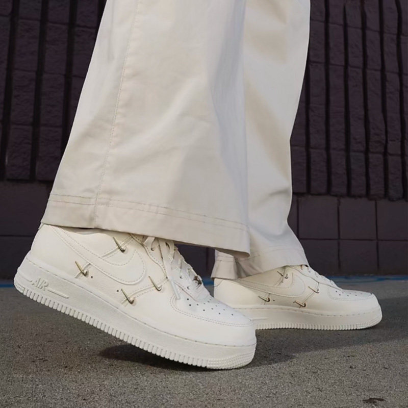 Nike/耐克Air Force 1 Low女款空军一号四勾低帮板鞋FV3654-111