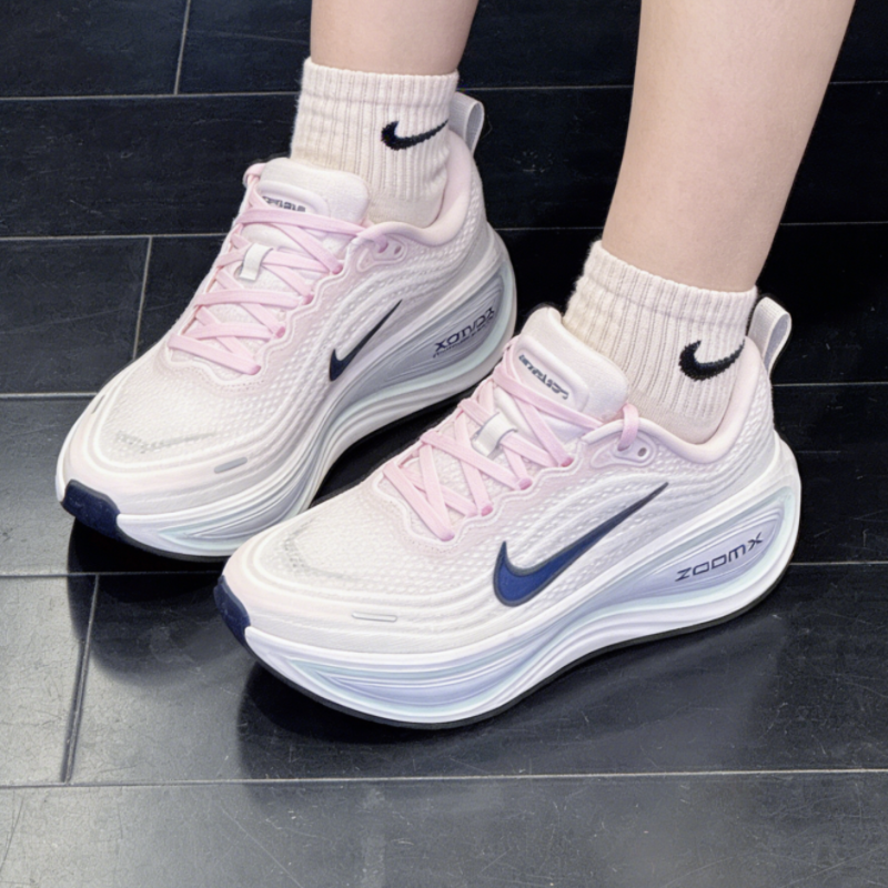Nike/耐克 Vomero Plus 舒适运动透气跑步鞋 女款 浅粉HV8154-606