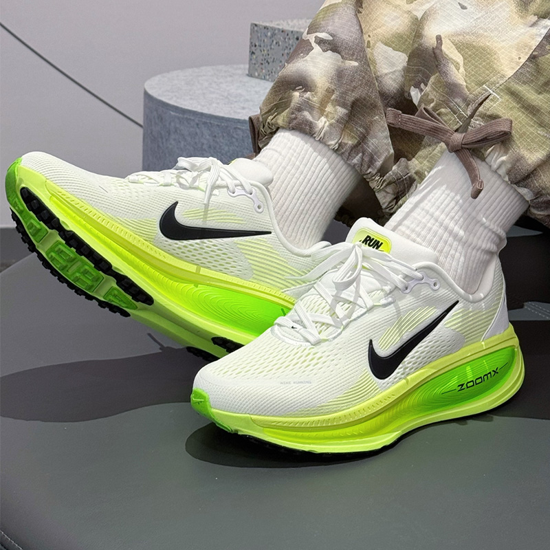 Nike/耐克VOMERO 18 舒适百搭低帮休闲跑步鞋男款白绿HM6803-100