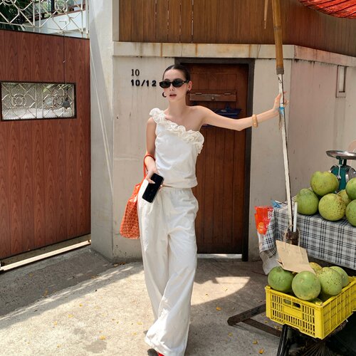 白色休闲套装女夏季新款斜肩花边设计单肩短款无袖上衣垂感阔腿裤